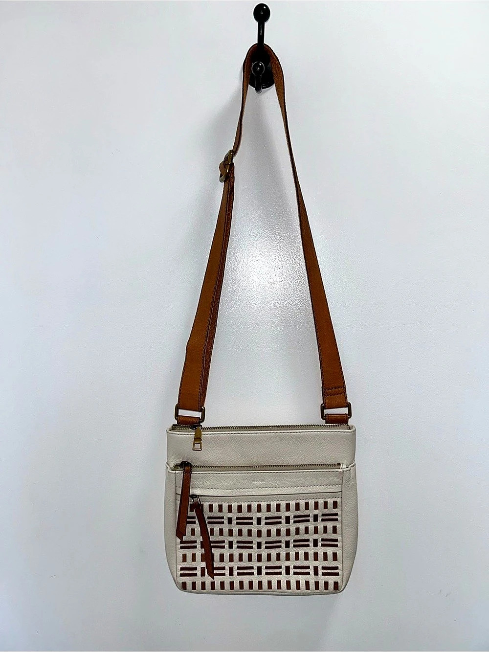 Fossil Corey woven Geometric Crossbody Bag in White & Brown leather like new